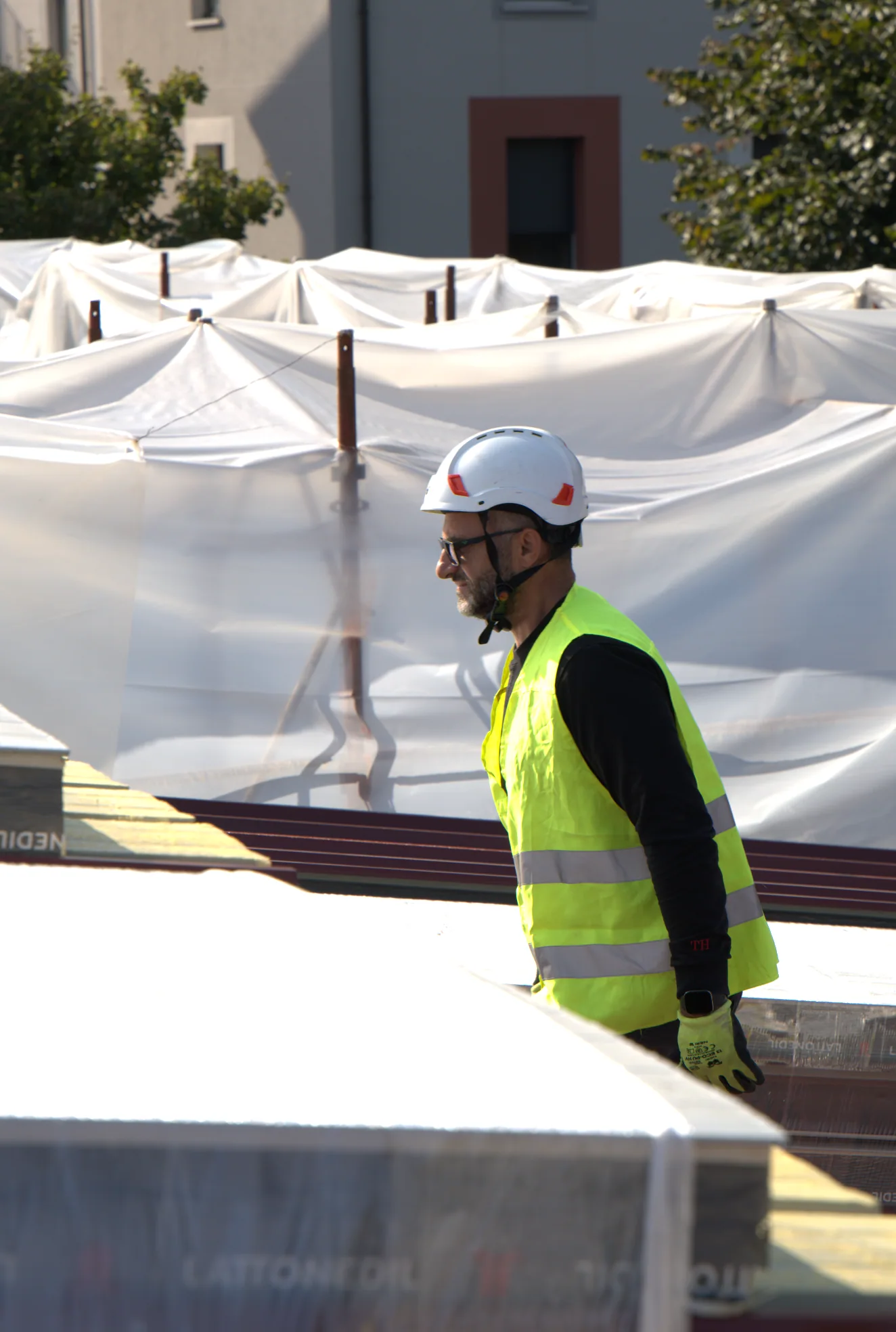 Operatore al lavoro su una copertura nel cantiere di Cesano Boscone